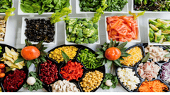 imagem mostra hortaliças e legumes frescos, que remete a refeição fitness delivery.