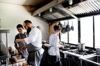 personas ¿Cómo empezar un negocio de cocinas?