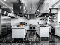 A imagem mostra uma cozinha profissional ampla, moderna e altamente equipada, típica de uma operação de dark kitchen de alta performance.