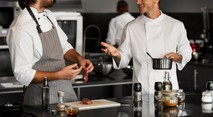 cozinheiros em dark kitchen discutindo Como abrir um delivery com pouco dinheiro