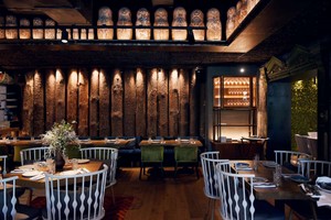 Restaurante con decoración rústica y elegante, ejemplificando uno de los diferentes tipos de restaurantes en el mundo culinario.