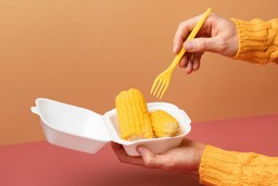 Milho cozido em embalagem pronta para entrega, ideal para quem busca como vender comida junina sem cozinha própria.