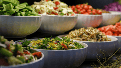 Esta cuarta imagen nos presenta un bar de ensaladas o "salad bar" sumamente fresco y apetitoso, con un enfoque claro en la salud y la variedad de ingredientes naturales.