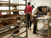 Esta foto mostra um ambiente de produção de alimentos em escala industrial.