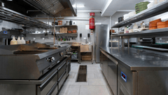 Esta imagem foca em uma cozinha industrial profissional.