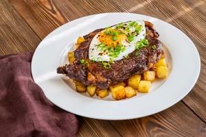 Bistec a lo pobre con papas doradas y huevo frito: cómo vender más en Día del Bistec a lo Pobre.