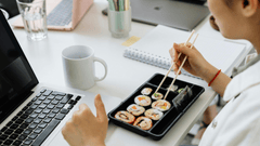 Esta imagem captura um momento de relaxamento e prazer durante o trabalho.