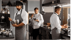 3 pessoas cozinhando em uma cozinha profissional ghost kitchen