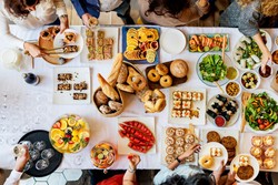 Mesa repleta de pratos variados com frutas, pães, saladas e sobremesas, ideal para um brunch ou reunião gastronômica.