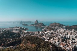 Vista aérea da cidade maravilhosa para ilustrar onde alugar uma dark kitchen no Rio de Janeiro com boa localização.