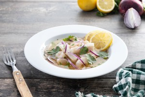 Ceviche fresco con limón y cebolla morada, ejemplo perfecto para saber cómo conservar ceviche para delivery de forma segura.