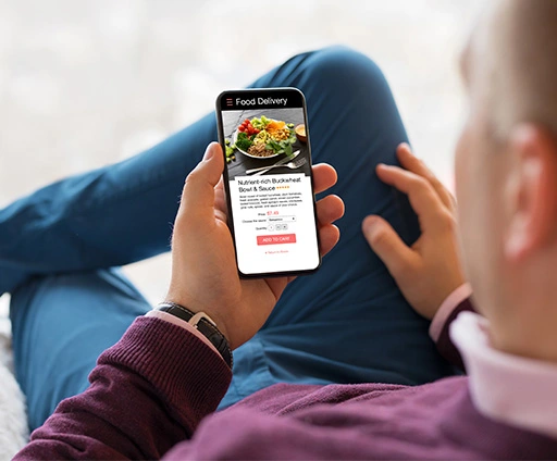 Consumidor acessando aplicativo de restaurante virtual