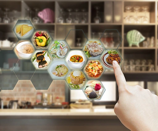 Consumidor selecionando prato através do restaurante virtual