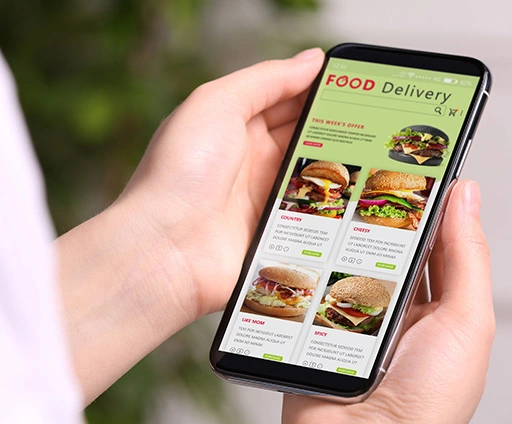 Usuário em aplicativo de delivery de comida no celular