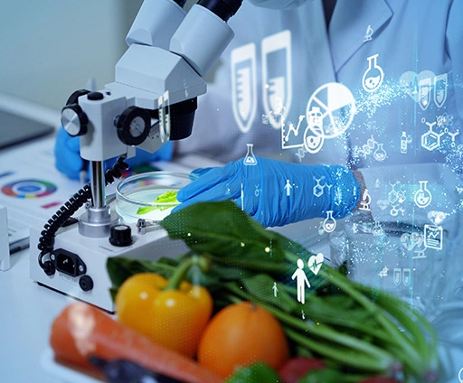 foodtech analisando verduras no laboratório